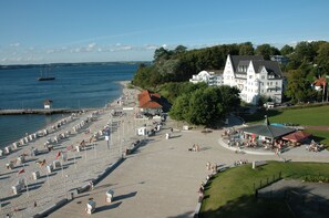 Balkonblick auf die Promenade, das Strandhotel und das Strandbistro