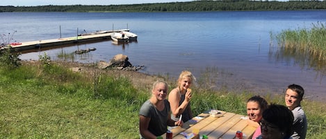 Unsere schöne Badebucht mit dem Badesteg und unserem Boot.