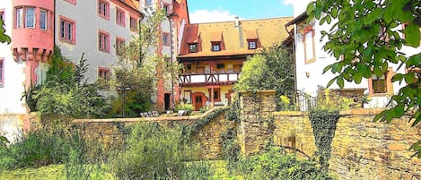 Brücke zu Innenhof über den umlaufenden Wassergraben