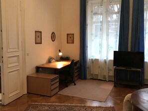 Wohnzimmer mit Schreibtisch