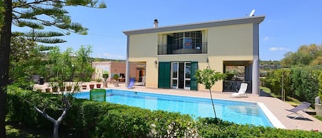 Villa avec piscine privée.