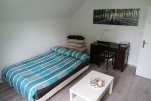 Wohnzimmer 4; Sofa zum Schlafen umgebaut