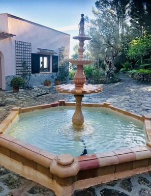 Springbrunnen am Vorplatz 