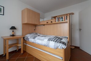 ausziehbares Bett im Durchgangszimmer