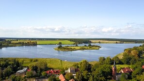 Blick auf den Beetzsee mit Lünower Dorfkirche im Vordergrund