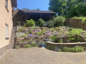 Garten mit Carport