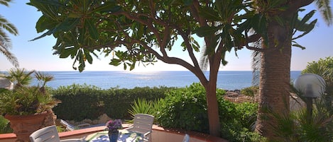 Terrasse mit Meerblick
(das Meer befindet sich direkt vor der Haustür).