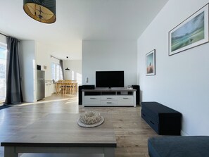 Wohnzimmer mit Blick ins Esszimmer