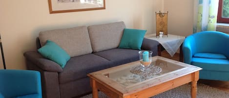 Das moderne Wohnzimmer mit Schlafcouch