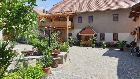 Unser Hof, der Balkon, der Parkplatz und die Lagerfeuer Stelle