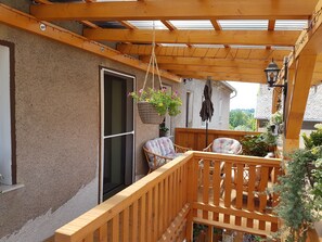 Der Balkon mit Aussicht ins Gebirge