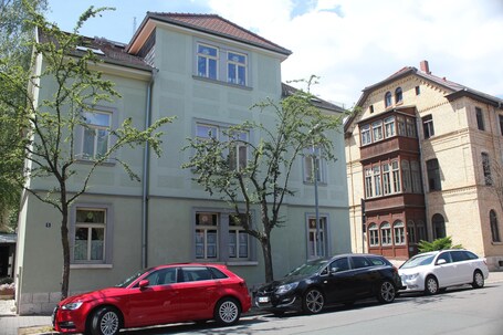 Strassenansicht unseres Hauses mit Fewo im EG