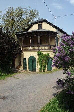 "Kavalierhäuschen" mit Loggia und Parkplatz
