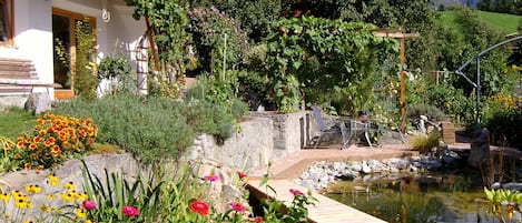 Garten mit Terrasse am Gartenteich