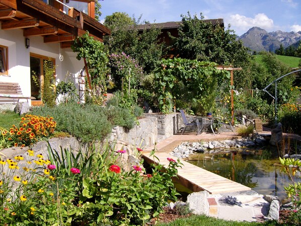 Garten mit Terrasse am Gartenteich