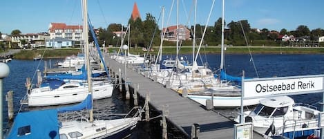 Rechts der Kirche sehen Sie den Giebel des Hauses in dem sich die FeWo befindet.