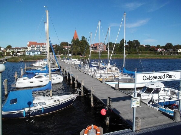 Rechts der Kirche sehen Sie den Giebel des Hauses in dem sich die FeWo befindet.