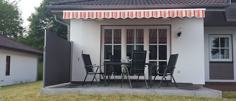 Terrasse mit Markise und Windschutz