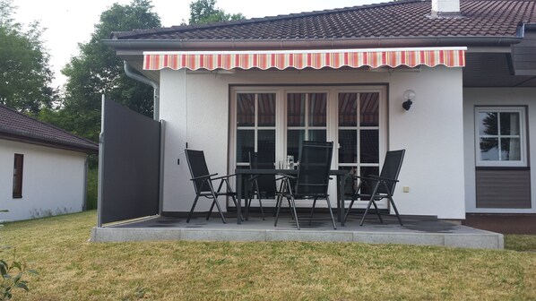 Terrasse mit Markise und Windschutz