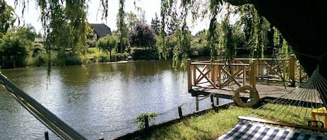 Uferbereich, Steg mit Treppe ins Wasser