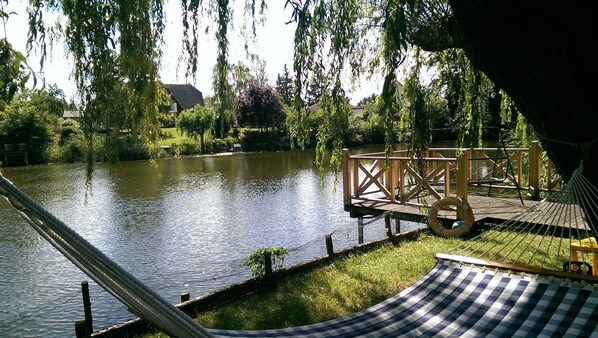 Uferbereich, Steg mit Treppe ins Wasser