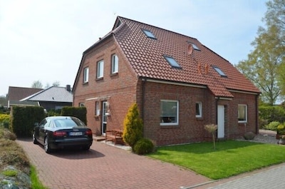 Semi-detached house in Lütetsburg - between the sea and water castle