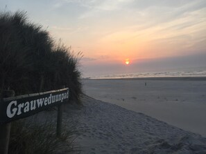 Der Strandaufgang 100m hinter dem Haus
