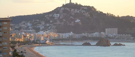 Blanès, son rocher et son château, depuis l'appartement.