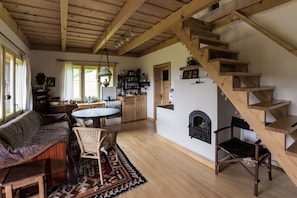 Der Living-Room mit Kamin und einer Wohnküche 