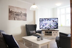 Gemütliches Wohnzimmer mit 60" Fernseher