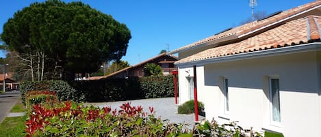 Vue générale maison , quartier calme 