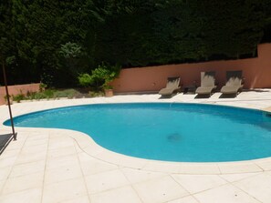 piscine avec jacuzzi, nage à contre courant Bains de soleil 