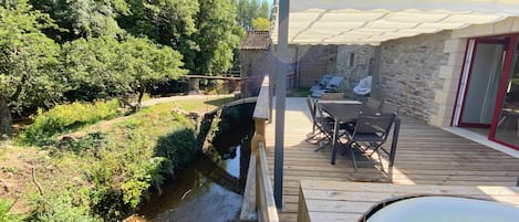 Terrasse du logement à l’abris du vent exposé sur face à la rivière. 