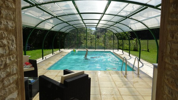 La piscine accès direct depuis la maison. 