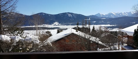 vue depuis le balcon sur le lac de Matemale enneigé 