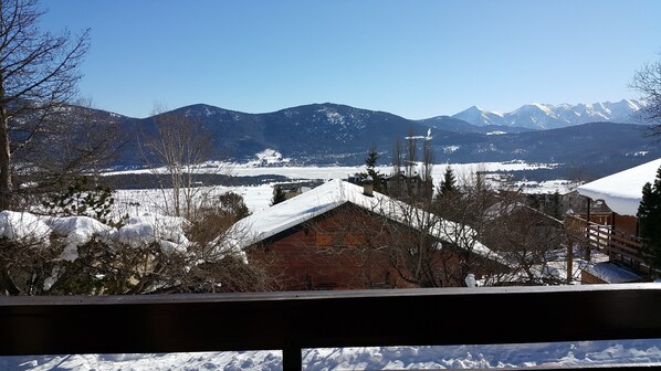 vue depuis le balcon sur le lac de Matemale enneigé 