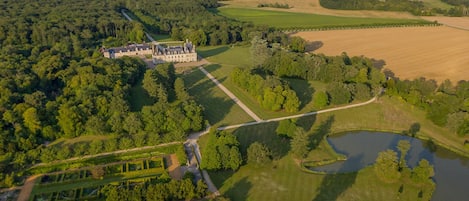 Le gîte se situe dans le parc de Beauregard.