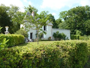 Vue sur la façade et le jardin privatif du gîte (sans vis à vis)