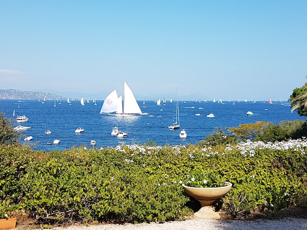 Vue de la terrasse sur le golf de Saint Tropez