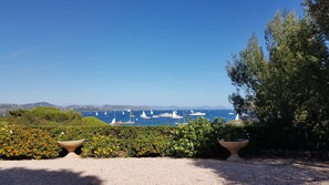 Vue sur le golf de Saint Tropez depuis la terrasse 