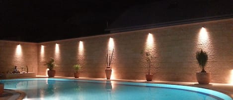 Tiled overflow heated swimming pool