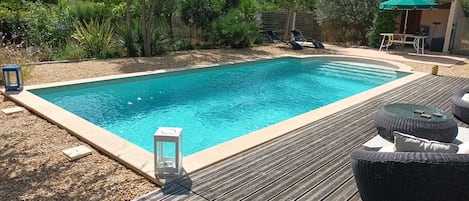 piscine à fond plat,8/4ml,profondeur 155cm,traitement au sel.