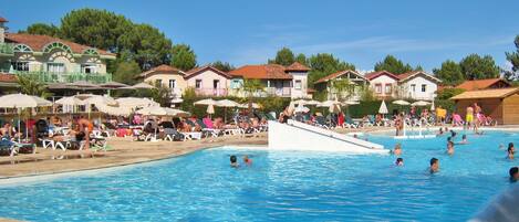 Piscine chauffée de la résidence avec jets d'eau, et bassin pour les tout petits