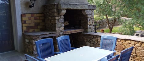La terrasse et son barbecue en pierres
