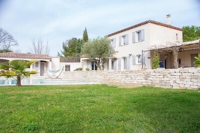 Belle villa,  piscine et pool house à 10 min du centre ville d'Aix en Provence.