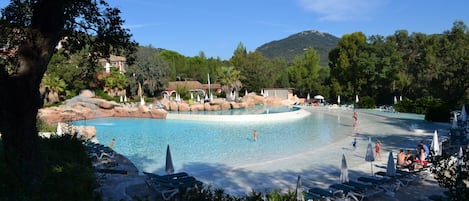 Piscine lagon avec vagues, jacuzzis et pateaugeoir