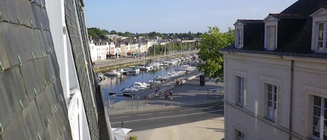 VUE  SUR LE PORT DEPUIS LE STUDIO