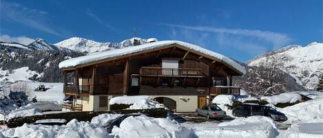 Le chalet de la Pointe des Verres vu depuis le chemin qui mène aux pistes