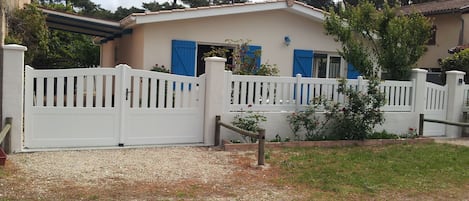 La maison bleue individuelle  sur son terrain clos