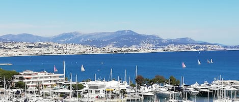 Vue de la terrasse sur la Baie des Anges et les montagnes du Mercantour